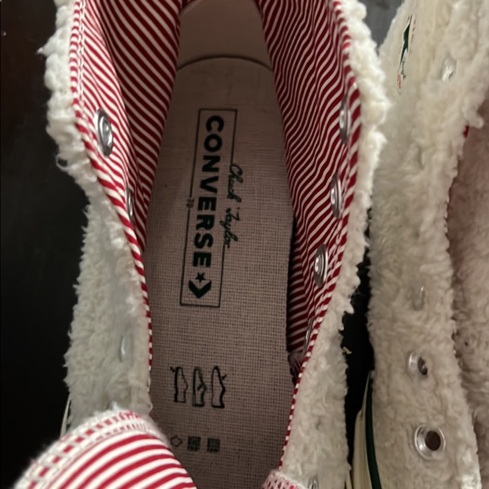 Converses - Picture 2 of 4